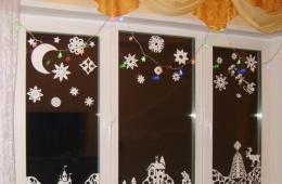 Как приклеить снежинки и трафареты из бумаги на окно Что можно наклеить на окно